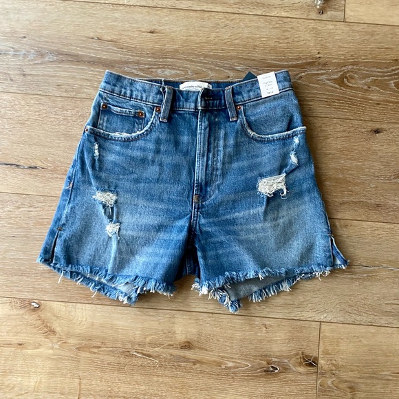Abercrombie & Fitch Pants - Abercrombie & Fitch Womens high rise 4” Blue Jean Denim shorts size 26 2 NEW.